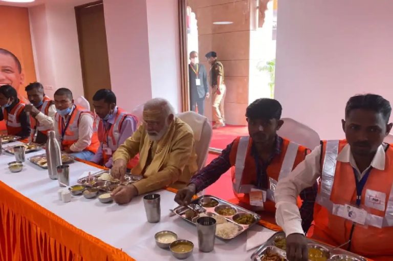 काशी विश्वनाथ मंदिर उद्घाटन के बाद PM मोदी ने किया श्रमिकों के साथ भोजन , जानिए कौन से पकवानो का उठाया लुफ़्त