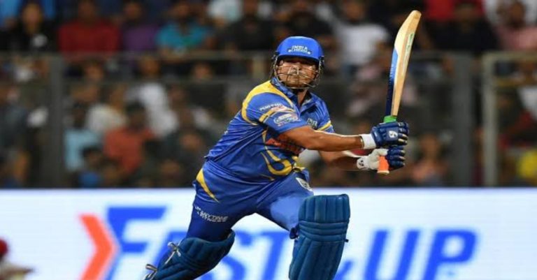 Sachin तेंदुलकर, युवराज सिंह और यूसुफ पठान के तूफान में उड़ा इंग्लैंड, मैदान पर बरसें चौकें-छक्के।