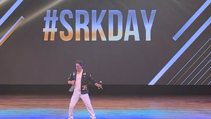 SRK Birthday Special: शाहरुख खान ने अपने फैन्स के लिए इस गाने पर किया डांस, देखिए किंग खान और फैन्स के बीच का प्यार