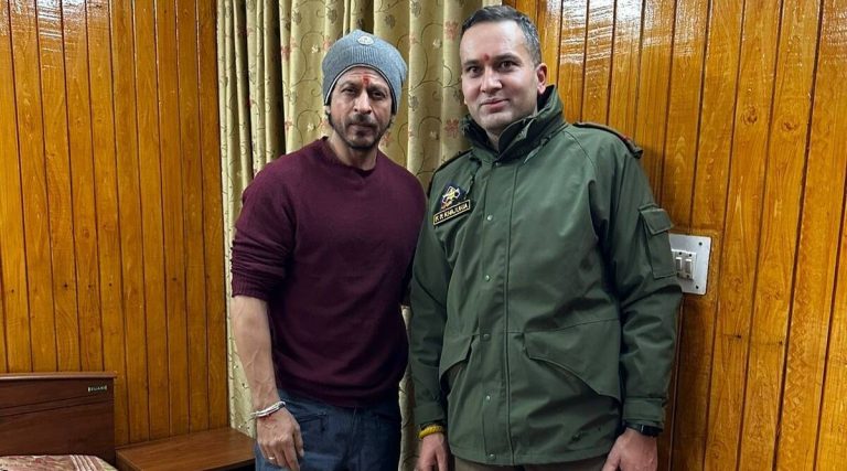 Shahrukh Khan: माता वैष्णो देवी के दर्शन के बाद वायरल हुई शाहरुख खान की पहली तस्वीर, माथे पर टीका…